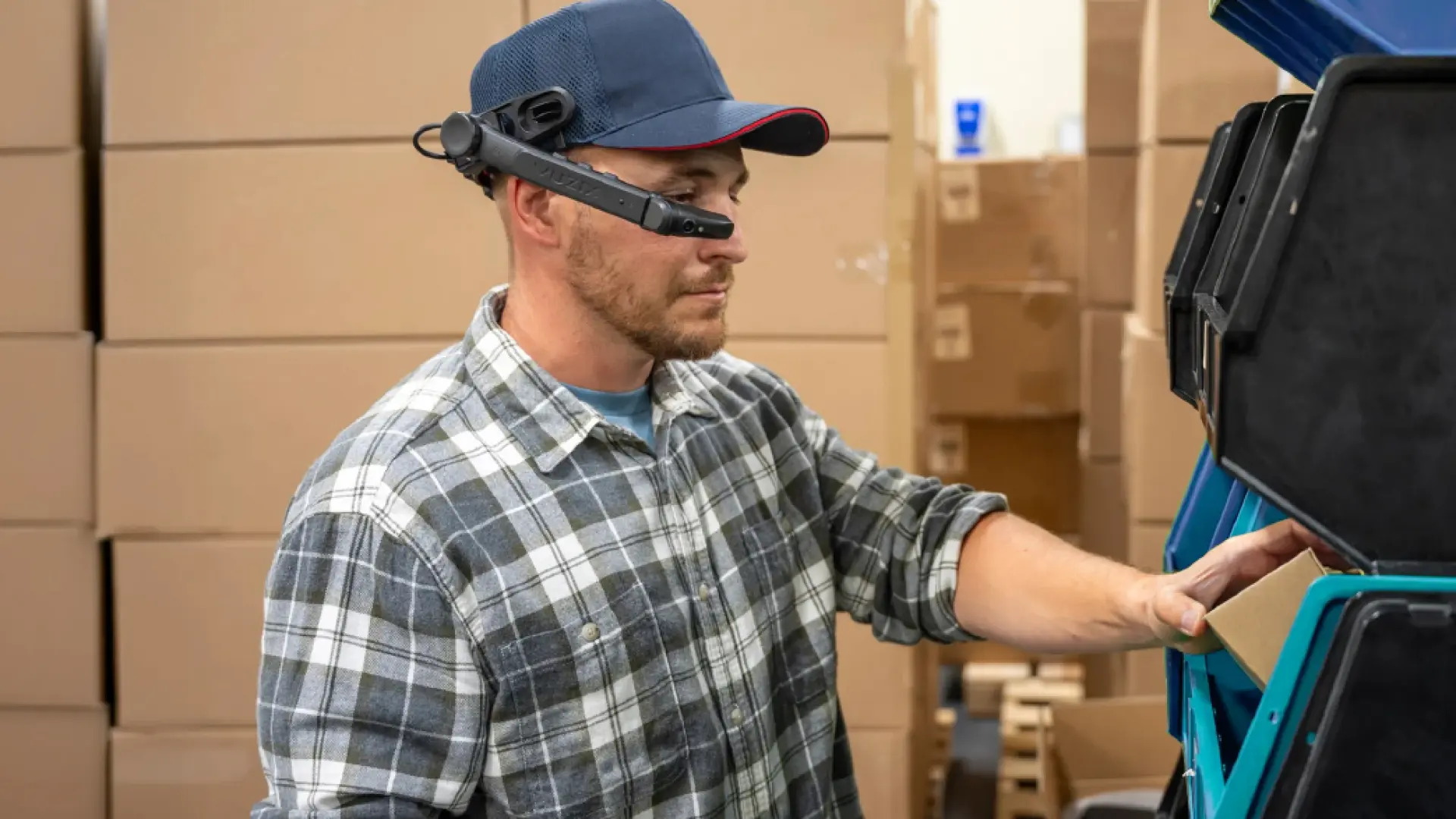 Vuzix M400 AR 眼鏡於工業現場維修應用，顯示機台操作 SOP 與零件料號，遠端專家協作指導。