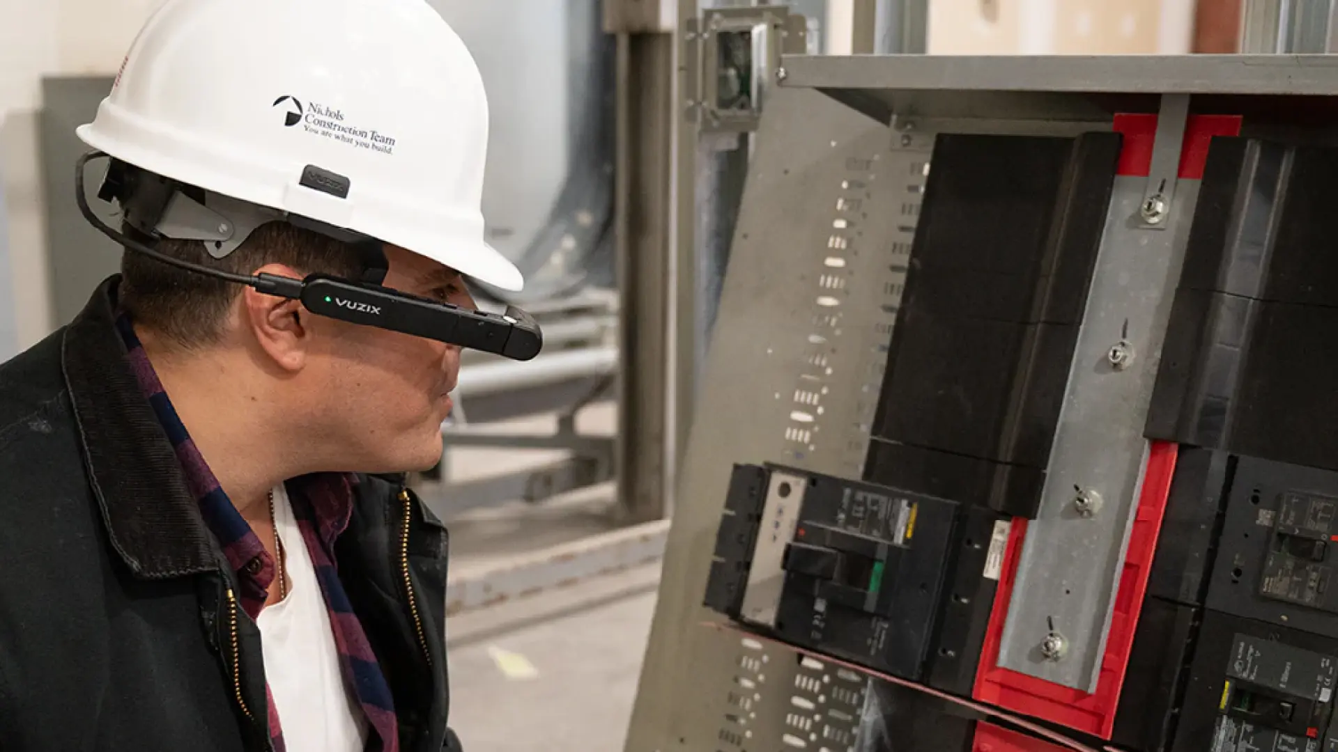 Vuzix M400 AR 眼鏡於工業現場維修應用，顯示機台操作 SOP 與零件料號，遠端專家協作指導。