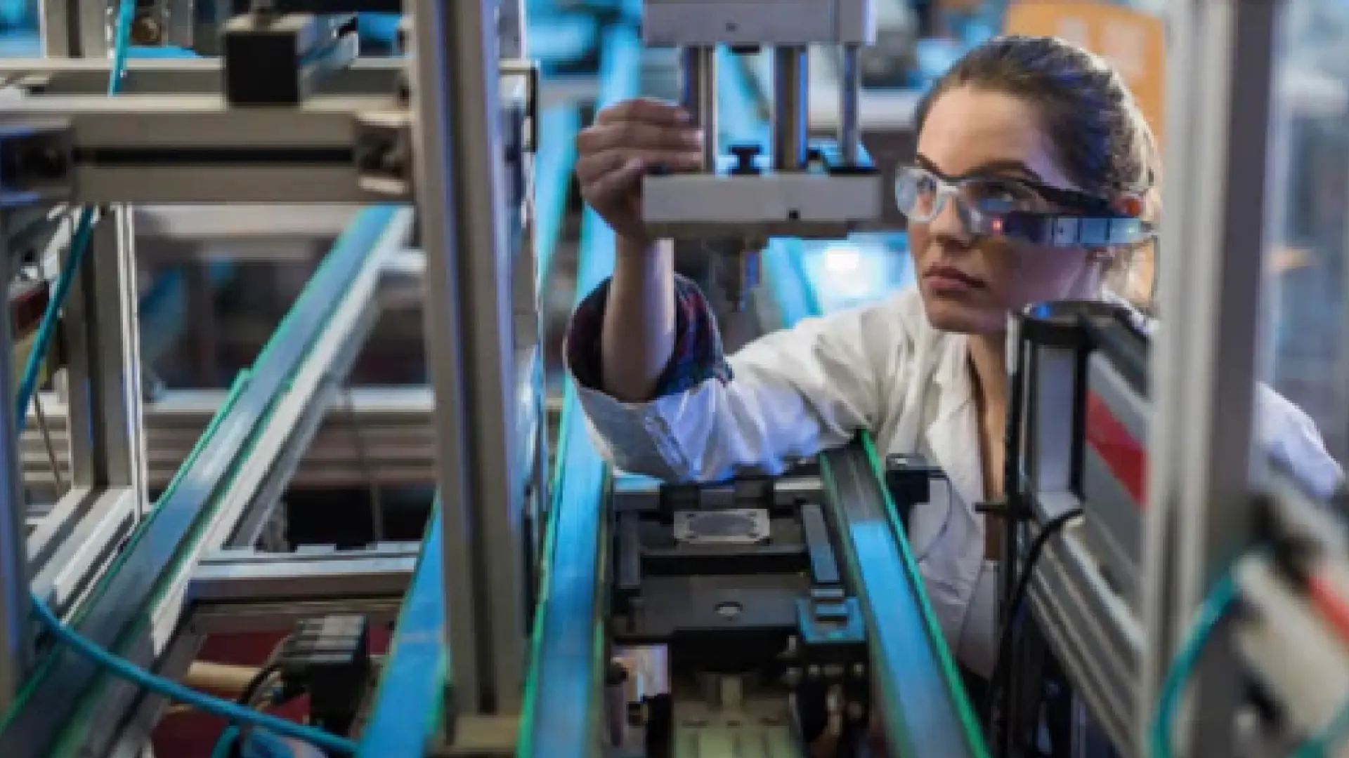 Vuzix M400 工業 AR 眼鏡效益分析，提升 37% 訂單履行速度，降低 92% 現場服務成本。