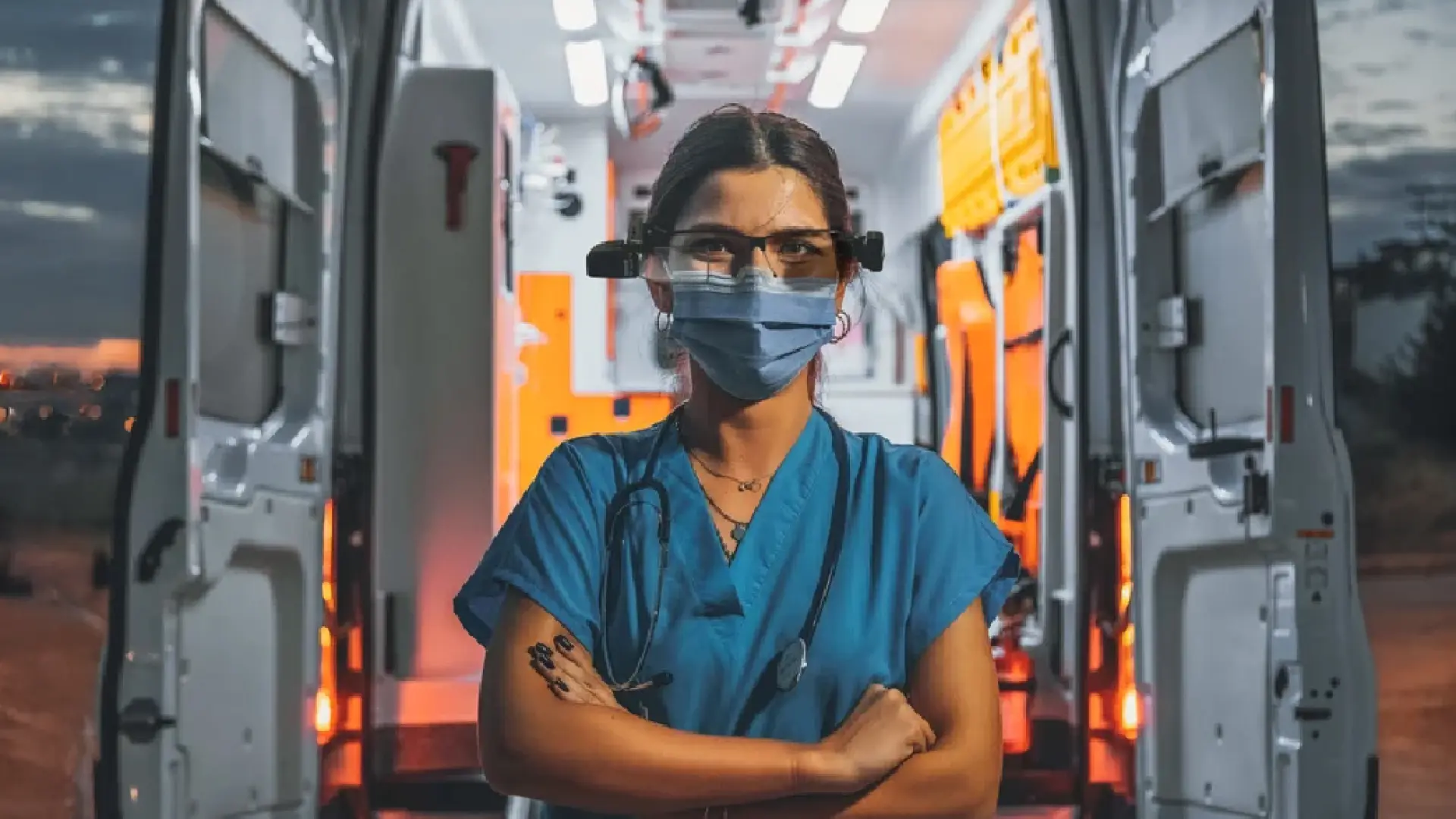 智慧醫療遠距會診應用，救護員配戴 Vuzix M400 AR 眼鏡傳輸第一視角即時影像。